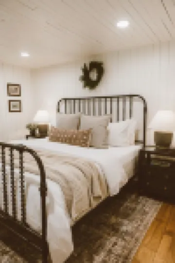 Dudley Creek Cottage; cozy little cottage. Hot tub + fire pit + arcade!