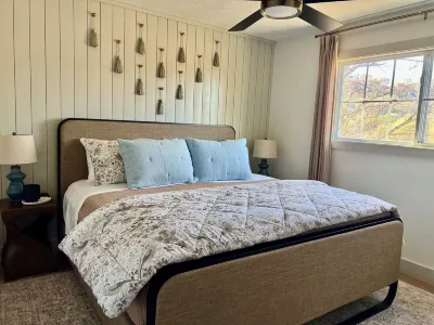 Jefferson's Blue Water View - 3/2 with a Beautiful Lake View Hotels near Snake World