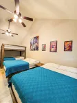 Stunning 6 Bedroom vacation home with pool & hot tub 5 minutes from Frio River!
