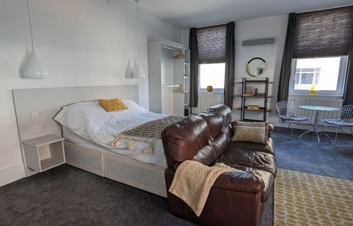 Gorgeous Comfortable Apartment on the High Street
