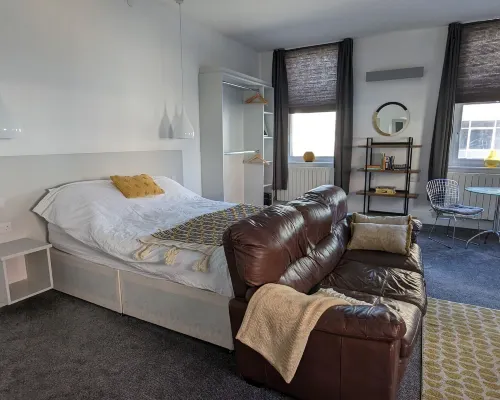 Gorgeous Comfortable Apartment on the High Street Hotels in Town