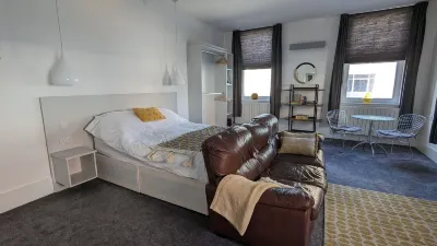Gorgeous Comfortable Apartment on the High Street Hotels in 