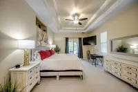 Ample waterfront Villa with 2 suites,heated pool,kayaks pool table,fishing poles