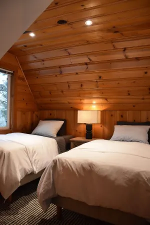 Cozy 2-bedroom cabin in charming Lake Arrowhead with full kitchen and WiFi Отели рядом с достопримечательностью «Библиотека Лейк Арроухед Бранч»