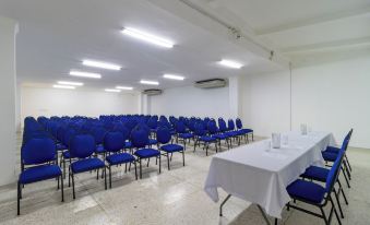 Hotel Axis Inn By GEH Suites