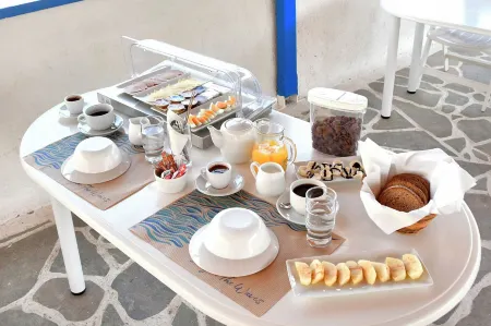 Blue Dolphin Studios and Apartment Отели в г. Vathi