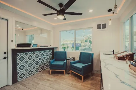 Blufftop Inn & Suites - Wharf/Restaurant District Отели рядом с достопримечательностью «Морро Странд Стейт Бич»