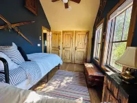 LUXURY COTTAGE IN CB TOWN - AMAZING VIEWS, BUS 1 blk, ELK 2.5 blks, Dog Allowed