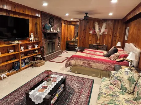 Large Relaxing Family Retreat In The Hudson Valley with Theatre and Gazebo Отели в г. Фишкилл