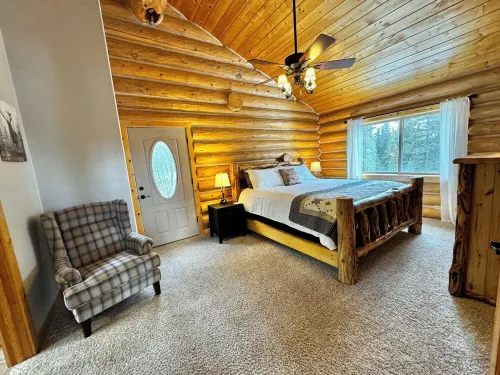 Renovated, roomy, 4BR, private log cabin with rec room, Starlink, views & more…