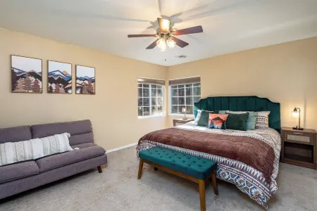 Sunset Peak Cabin 3BR house in TH with Lake Access-Walk to Downtown Отели в г. Твейн Харт