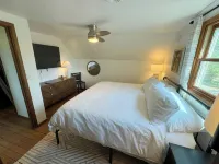 Sherwood Farmhouse: A Stylish Escape in Manhattan  – Your Home Away From Home!