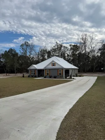 Country Living, Minutes from Town.