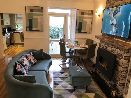 Cosy house with easy access to public transport Отели в г. Фэйлзуорт