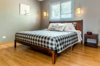 Spacious 3br home near Chicago, fenced yard for pets