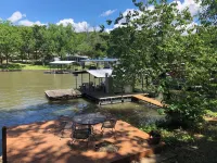 Cozy rustic lakefront cabin with AC and WiFi in charming Camdenton