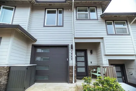 Modern and Bright South Salem Townhome Getaway with Game Room