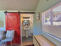 Cozy and Quiet Tiny House Cottage with Skylight 2 Minutes from Main Street 朱利安酒店