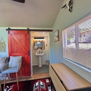 Cozy and Quiet Tiny House Cottage with Skylight 2 Minutes from Main Street