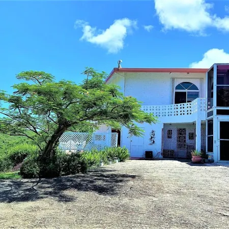 Sunshine & Happiness! 2 BR Home, pool & ocean view
