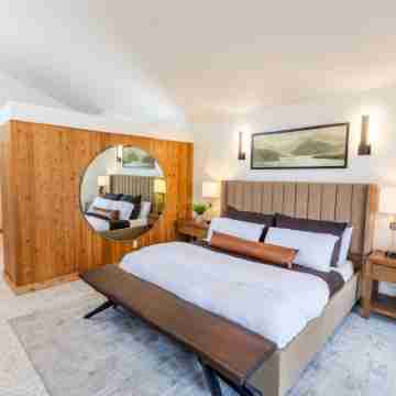 Stunning Mid-Century Inspired Lake House, Private Pool, Jet-ski & Boat Dock! Rooms