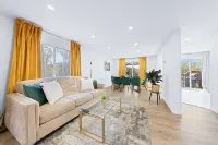 Peaceful - 4 bdrm home with fast WIFI free parking