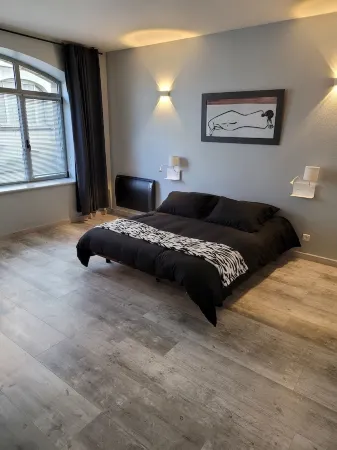 Large apartment near Quimper Cathedral Отели рядом со станцией GARE SNCF RAILWAY STATION