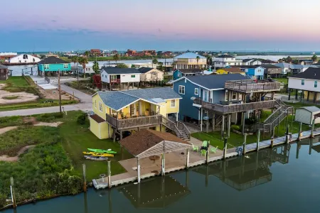 Cheerful "Bay B Shark" 2 bedroom canal front home- 2 min from the beach
