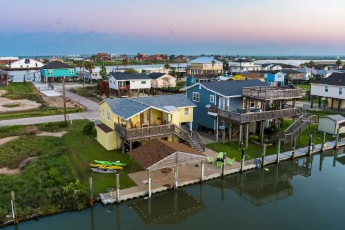 Cheerful "Bay B Shark" 2 bedroom canal front home- 2 min from the beach