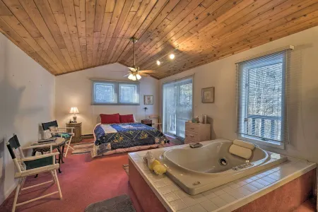 Spacious Catskill Mountains ski cabin with fire pit