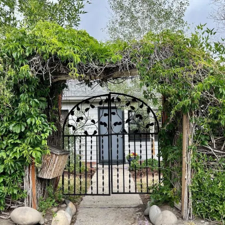 Charming, pet friendly home close to area attractions in beautiful Cody!