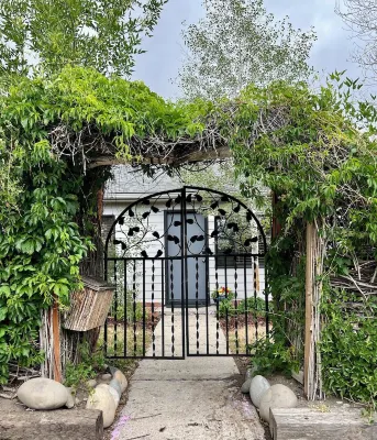 Charming, pet friendly home close to area attractions in beautiful Cody!