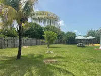 Newly renovated home with Kayaks + Pool Hotel a 