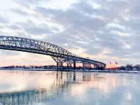 6BR • Sleeps 12 • Stocked Kitchen • 10-Min Stroll to Lake Huron Hotels in Sarnia