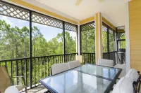9.1 miles from Disney World, Sleeps 8-10, heated pool, hot tub, private balcony