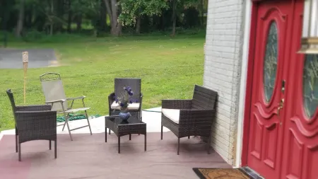 Beautiful 2BR Walkout Fenced & Gated Villa, Onsite parking, Pet friendly-2+acres