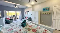 Livin' the Dream Studio @ Grande Bay, waterfront Studio in Cruz Bay! 住宿飯店