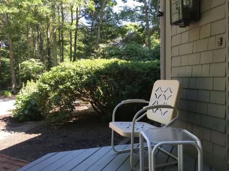Bright & airy 4BR contemporary in Little Neck Bay, New Seabury. 1mi to beach.