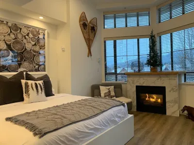 Luxury King  Suite in Village North- The Nest