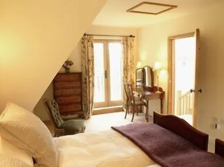 Victorian Old Coach House With Superking Master Bedroom suite and Tennis Court.