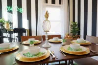 Vibrant Getaway! 2 Baths + Walk in Shower, Great Amenities & Value 시더래피즈 호텔