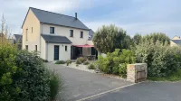 Ideal for families, 5-minute walk from the beach, between Dinard and Saint-Lunaire Hotels near SIM Aero Dinard Training Center