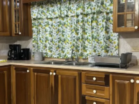 The Hideaway Too - Modern One Bedroom Executive Suite - 5 mins to Mandeville Hotels in Mandeville