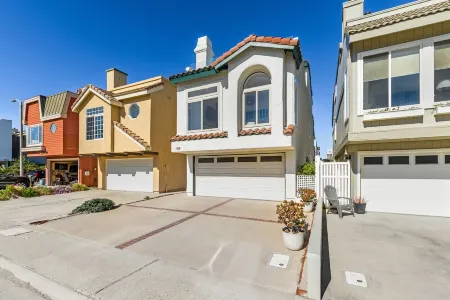 STUNNING! Ocean Views!! Lux Remodeled Modern Beach House. +PELETON .