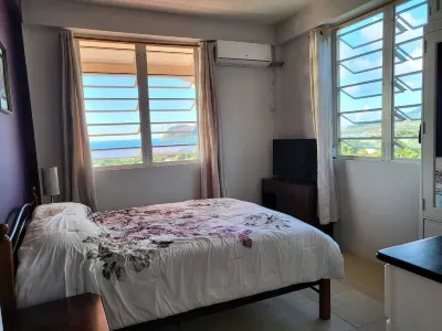 Balisier Apt 4 - 2 bedroom ground floor apartment with awesome views and sunsets Hotels near Prince Rupert Bay