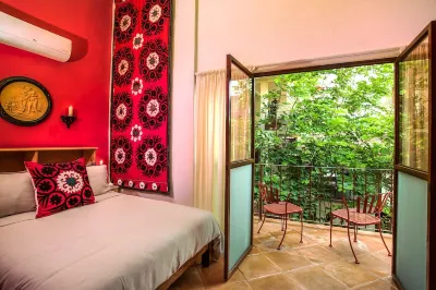 Private Guesthouse in an Old Town Staffed Villa w/Views and Heated Rooftop Pool Hotels in Alta Vista