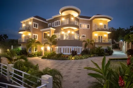 THE SUN SEEKER VILLA 6 Bedrooms, fully staffed with butler & private chef. Отели рядом с достопримечательностью «Sandals Cay»