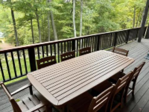 Dog friendly, lakefront home perfect for families
