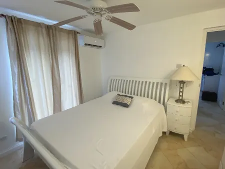 Roomy Lower 3 Bedroom West Coast Property with Pool Отели в г. Маунт Стандфаст