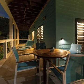 Verandah-style Living Overlooking Coral Bay